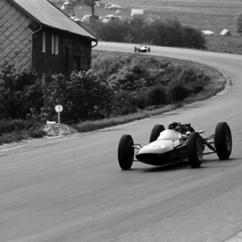 En pleine vitesse dans cette belle courbe En pleine vitesse dans cette belle courbe